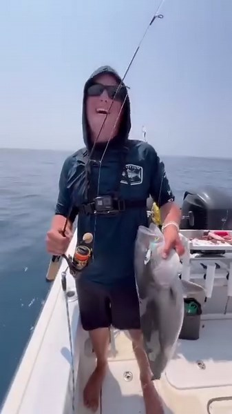 Ugly Stik Dock Runner vs Amberjack🤯 The ole Dock Runner just doesn’t quit! What’s the biggest fish you’ve caught on yours? #uglystik #uglyneverquits #fishing #saltwater #dockrunner 📸: @thereeljex (IG) | Ugly Stik