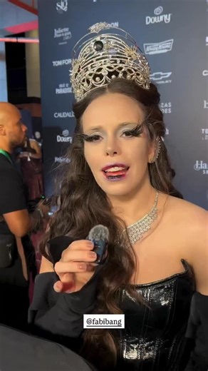 Updates Fabi Bang on Instagram: "Fabi Bang (@fabibang) dando entrevista para @diadebeaute e contando a inspiração por trás do seu look para o Baile de Halloween da Sephora. 🖤 #fabibang #halloweensephora"