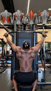 " Tips latihan back " 1. Jangan tarik pakai tangan doang → Fokus aktifin otot punggung, terutama lats. Bayangin siku yang narik ke bawah, bukan tangan. 2. Dada up, punggung tegak → Jangan bungkuk atau maju ke depan, biar kontraksi lats lebih dapet. 3. Tarik sampai dada → Jangan berhenti di tengah. Tapi juga jangan maksa tarik sampai mentok leher. Titik aman: tarik sampai dada bagian atas. 4. Kontrol gerakan → Hindari ayunan badan atau dorongan pinggul. Turunin beban pelan-pelan, bukan mentalin k