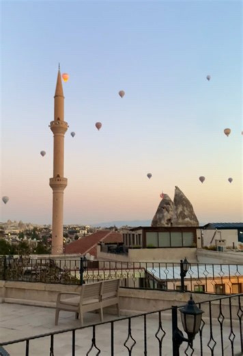 寝起きすぐにドアを開けたらこの景色だった🇹🇷 #カッパドキア#ギョレメ