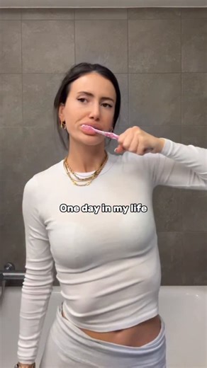 Anna on Instagram: "Vlog✨💕 Bin immer spät aber nie ZU spät, versteht ihr?? Wenn ihr mehr Vlogs wollt schreibts in die Kommentare💕💕"