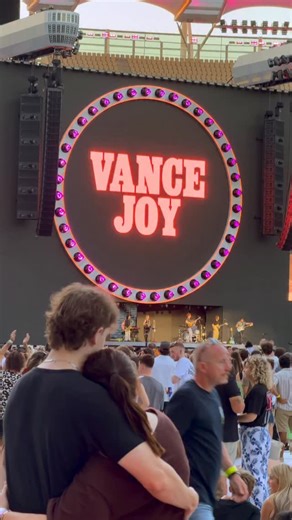 Never gets old, thank you ❤️ 📹 @bradcauchy ✈️ On tour with @teddysphotos | Vance Joy