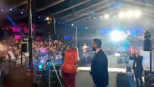 شاهدي ألكسندرا ستان تُغنِّي "عيش بشوقك" مع تامر حسني