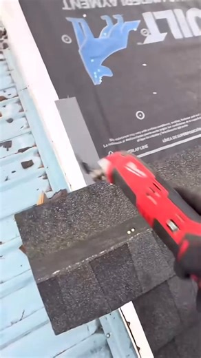 Quel est l’outil nécessaire pour couper un bardeau bitumé rectangulaire ? #BardeauBitumé #Toiture #TravauxMaison #Astuce #france 🥨🇫🇷 | Blog-turquoise67