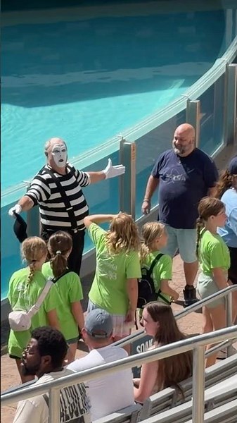 When he saw this 👀 Had to react 😘✋ Tom mime Seaworld #tomthemime #seaworldmime #funny #comedy #fun