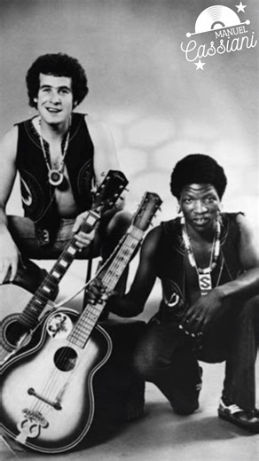 Juluka fue más que una banda: fue un puente de culturas en la Sudáfrica del apartheid. 🇿🇦🇿🇦🇿🇦 Johnny Clegg y Sipho Mchunu unieron ritmos y voces para mostrar que, a pesar de las barreras, la música puede ser un lenguaje universal de unión y esperanza. #Juluka #JohnnyClegg #SiphoMchunu #Apartheid #MúsicaSudafricana #chavo #trouble @seguidores | Manuel Cassiani Canate