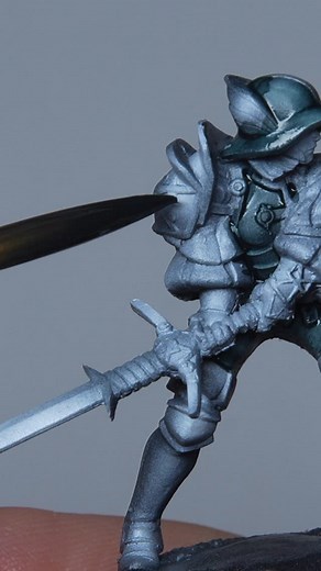 Do you prefer to work on the whole miniature at once, or do you start one part and finish it before moving on to another part? Lately, I’ve been working on the whole thing at the beginning to see how it works, and then I finish the different elements. Let me know what your favourite way of doing it is. By the way, you can see the whole process of this miniature by @corvusbelli on my YouTube channel. Vosotros preferís avanzar toda la mini a la vez o empezáis una parte hasta el final y luego cambi