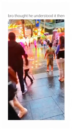 Meloditop on Instagram: "발매된 스페인 세비야 출신 듀오 Los del Río의 곡으로, 스페인에서 먼저 인기를 얻었지만, 이후 라틴아메리카와 미국까지 퍼져나가며 전 세계적인 메가 히트를 기록했습니다. 이 곡이 폭발적으로 퍼진 계기는 바로 1996 애틀랜타 올림픽. 당시 전 세계로 중계된 미국 여자 국가대표 체조팀의 퍼포먼스가 ‘마카레나’의 신나는 리듬과 함께 어우러지면서, 곡의 인기가 폭발적으로 확산되었습니다. 그 결과, 1996년 빌보드 핫 100 차트에서 무려 14주 연속 1위를 차지하며 역사적인 기록을 남겼고 연말 차트 1위를 비롯해 빌보드 올타임 차트 8위에도 오르는 대기록을 세웠습니다. 특히, 영어가 아닌 외국어 노래로 미국 시장에서 이 정도의 성공을 거둔 사례는 지금도 손에 꼽힙니다. 또 다른 성공 요인은 중독적인 춤. 단순하면서도 허리 움직임이 돋보이는 이 안무는 당시 남녀노소에게 큰 인기를 얻었고, 전 세계 사람들이 한 번쯤 따라 해보게 만들었죠.