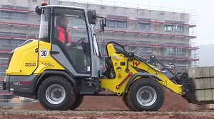 20 reactions | Mångsidig, med mycket kraft men fortfarande kompakta mått. Wacker Neuson 3-tons hjullastare WL28 är en riktig allroundmaskin för byggarbetsplatsen. Du kan se det i action i videon. #wackerneuson #wackerneusonwl28 #hjullastare #lastmaskin #kompaktlastare #minilastare | Maskinkanalen | Facebook
