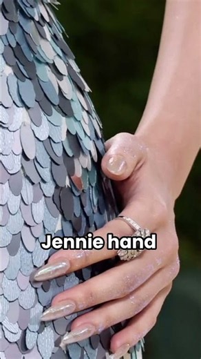 Jennie hand and lisa hand 😈