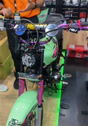 Una de las #nkd más aletas que vi en la #feriadelasdosruedas en medellin más de dos millones en accesorios le podrías todo está a tu moto ? Gracias a @fmfraciing por permitirnos grabar este bb #nkd_colombia #nkd #motos #medellin #dosruedas #nkd125 #feriadelasdosruedas @Julian Borja | YouTuber