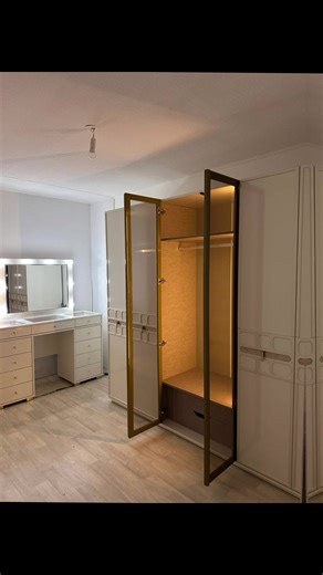 ✨ Quand le design rencontre le confort absolu… Un chiffonnier chic avec LED, une armoire 6 portes avec éclairage intérieur qui s’allume à l’ouverture, et un lit élégant accompagné d’un matelas ultra confortable 🛏️ Ce n’est pas juste une chambre… 👉 c’est une expérience de vie, de lumière et de bien-être. Qui aimerait se réveiller dans cet univers ? 😍 #Cha#ChambreDeRêveb#MobilierDeLuxes#DesignIntérieuri#MaisonModerneurToi