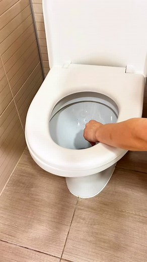 Top 3 best DIYs of the Week — and you can easily recreate them! #diy #decor #craft Materials: plate, spoons, hot glue, water, glitter, scissors, wire, jar, PVA glue, decorative flowers, threads, beads, needle, comb, regular glue, white burlap, bucket handle, varnishes, pen, cardboard, and string lights. | FastDIY