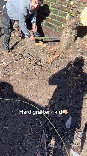 #foryoupage❤️❤️ #people #labourer #apprentice #viral_video #brickie #gloves #bricklayer #selfemployed #kick #dewalt