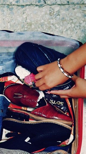 •Episode 6: سوسو في رحلة نحو مغامرة جديدة ✈️ Trousse de voyage @all.in.denim.tunisia T-shirts @demitourclo_ Short @clowthy__ Socks @beautifultrush Coussin de voyage @keep_keef Notebook @myagenda_ ______________ Actor @farfrommel0 Dop @mohamed_zalleg Da, styling @amenikacem Props @papilllonage ALL AVAILABLE AT @selectivestudio.cs 🇹🇳 | Selective Studio