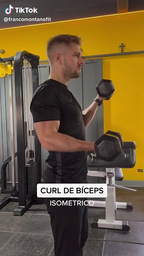CURL DE BÍCEPS ALTERNADO ISOMETRICO🔥 Este es un excelente ejercicio para terminar de fatigar tus bíceps al final de tu rutina. Consiste en realizar el curl con un brazo mientras dejas el otro de forma isometrica a la mitad del movimiento. Una vez que terminas de hacer todas las repeticiones de un brazo, continúas con el otro de la misma forma. Sentirás como queman los bíceps 💪 Te recomiendo hacerlo con poco peso para poder hacer bien la técnica y el movimiento, y hacer tantas repeticiones pued