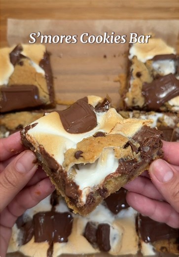 S’mores Cookies Bar Ingredients - 1 ¼ cups all purpose flour - ½ tbsp baking soda - ¼ tsp salt - ½ cup melted butter - ½ cup brown sugar - ⅓ cup sugar - 1 egg - 1 tbsp vanilla extract - ½ cup mini chocolate chips - Graham crackers - Marshmallows - Hersheys chocolate bar Bake at 350F for 22-25 mins #smores #smorescookies #cookiebars #dessert #cskitchenn