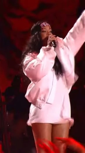 Rihanna on Instagram: "Rihanna & Eminem performing The Monster at the 2014 MTV Music Awards 😍 Every song they collaborate on is legendaRIH 🙌🏻💯 #rihanna #eminem"