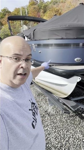 Cleaning The Toons #lakelife #boating #pontoon #pontoonlife #pontoonboat #watercraft