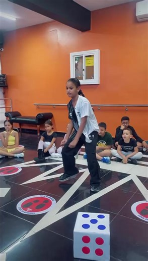 🎲🔥 Aprender jugando también es Hip Hop En nuestra clase de Hip Hop Kids hicimos una dinámica súper creativa: lanzamos el dado y según el número que salía, ¡tocaba hacer un paso de la vieja escuela! 🕺🏽✨ Risas, retos y mucha actitud mientras repasamos los fundamentos del Old School. Porque el Hip Hop también se vive jugando, explorando y disfrutando cada movimiento. Formando pequeños grandes bailarines, con estilo, ritmo y confianza. 💥