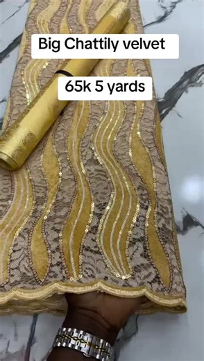 ✨ BIG CHATTILY SWAG VELVET – WHEN CLASS MEETS ELEGANCE ✨ You know that fabric wey no need too much talk before e go announce your presence? That’s exactly what this Big Chattily Swag Velvet dey do. The texture, the richness, the way e dey shine under light—omo, na fabric wey carry status without you even stressing. At just ₦65,000 for 5 yards ✂️, you’re not just buying velvet, you’re investing in that premium Aso Ebi look wey dey separate “I came to party” from “I own the party.” 😌 Imagine your