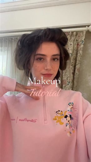 Mia on Instagram: "Makeup tutorial 🌸✨🎀"