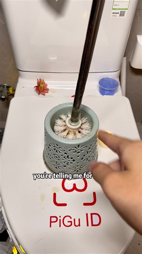 🚽✨ Stop scrubbing with those gross old brushes. This disposable toilet brush smells fresh, keeps your toilet spotless, and you just toss it when you’re done. So easy! 👇 #CleaningHacks #HomeEssentials #blackfriday #CleanTok #TikTokMadeMeBuyIt