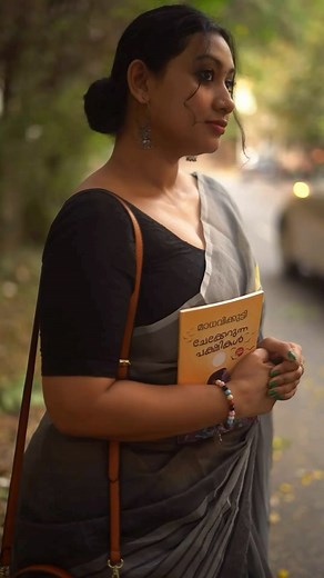 Meril Chalat Jacob on Instagram: "Step into a subtle version of Maya’s world with the hauntingly beautiful *Oru* *Ooril* in a malayali touch 🎶✨ From the 2003 cult classic *Kaakha Kaakha* , this soul-stirring composition by *Harris Jayaraj,* sung by *Karthik* , perfectly embodies love, longing, and fate. Featuring *Suriya & Jyothika* , this unforgettable film was directed by *Gautham Vasudev Menon* ❤️ 📸Lens Artist: @dreamddazzle 💃Muse Model: @carrerameril ✍️Written by: @ajithvaikom Composition