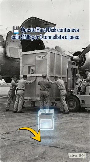PantareiNews on Instagram: "Anno 1956. IBM lancia il primo disco rigido della storia. Pesava oltre 1.000 kg (una tonnellata) e doveva essere caricato sugli aerei con i muletti. Capacità di memoria? 5 Megabyte. In pratica, per salvare una sola foto scattata con il tuo smartphone di oggi, ti servirebbe un camion intero di questi bestioni. E tu ti lamenti quando il telefono ti dice "Memoria Piena"? 😂 #ibm #storiadellinformatica #techhistory #harddisk #storage"