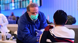 Ómicron es la cepa más contagiosa de todas, afirma experto en infectología