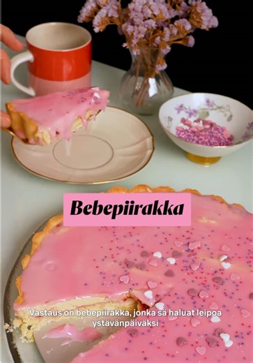 Leivo suloinen bebepiirakka ystävänpäivään! 🩷 Klassikkoleivos bebe saa uuden ilmeen, kun se leivotaan piirakaksi. Murotaikinan päällä on täyteläinen vaniljakreemi, ja kokonaisuuden viimeistelee kauniin vaaleanpunainen sokerikuorrute. Löydät reseptin yhteishyva.fi:stä haulla