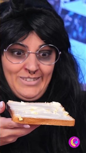 💙🌵 بشرتها جافة جدًا 😭👉 الأداة البلاستيكية لسبا الأحذية تنقذ الموقف