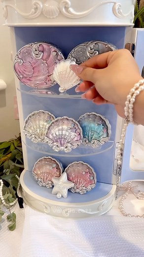 /ᐠ=Tami=マⳊ on Instagram: "🐚🪸FlowerKnows Shell’s Jewel🫧💎 ▶︎use code ‘VANILLACATT’ for a 5% discount◀︎ POV: Organize my makeup box🫧🐚🧜🏻‍♀️ **Product link in my ‘collabs’ highlight or in my bio, category ‘Flowerknows’ and don’t forget to use my code ‘VANILLACATT’ for 5% off** 𐐪 Connect with Flower Knows 𐑂 Instagram: @flowerknows_global TikTok: @flowerknowsglobal Website: https://flowerknows.co/?ref=Vanillac YouTube: @flowerknows /ᐠ ˶• ˕ •˶マⳊ ♡ Come check my sweet partner~ gamingtrow_xo @_s