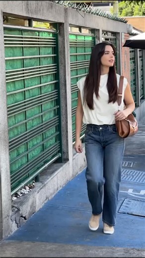 Bancamiga Banco Universal on Instagram: "¡Innovación al alcance de tu mano en todo momento! Con Bancamiga Suite, tu tarjeta de débito está siempre contigo. Paga de manera fácil y rápida, solo acerca tu teléfono al punto de venta y disfruta de pagar sin complicaciones. ¡Simplifica tu vida pagando con un toque! #Bancamiga #BancamigaSuite #Innovación #Tokenización #ProductosBancamiga"