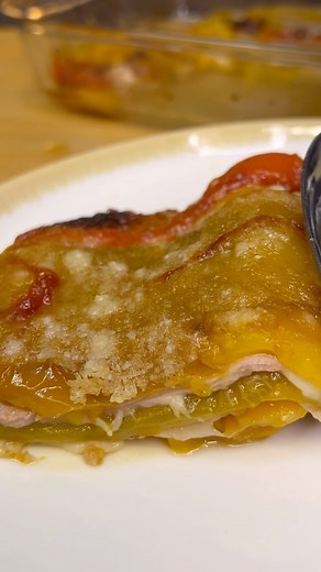 Francesca Montinaro on Instagram: "Peperoni sottocoperta 🫑⭐️👇🏻 Ingredienti: - 3 peperoni - 150 g di prosciutto - 150 g di provola o formaggio filante - Olio - Sale - Parmigiano ⏳Tempo di preparazione 1.50h. ⏱️Cuocere i peperoni in dono a 220° per 50 min. Una volta pronti, spellarli ed iniziare a comporre il vostro sformato in teglia. Cuocere a 200°c per 40 min. Lasciami un ♥️ se ti è piaciuta la ricetta e commenta se vuoi vederne altre 😍! #ricette #ricettefacili #ricetteveloci #peperoni"