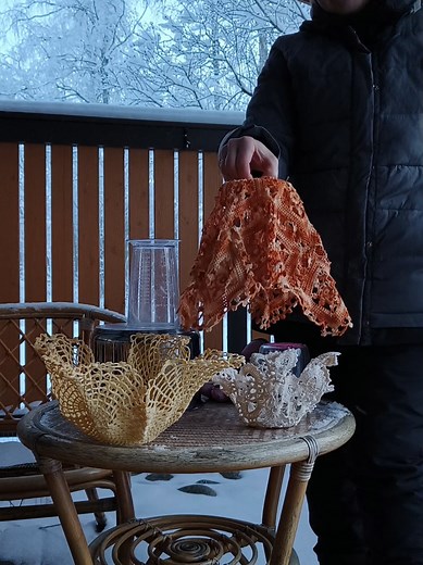 Sain asiakkaalta vinkin pitsiliinojen uusiokäytöstä ja sitähän oli tietysti heti testattava 😅 Kastele pitsiliinat (tämä kannattaa tehdä sisällä lämpimässä!), vie liinat ulos pakkaseen erilaisten etukäteen valikoitujen sopivan kokoisten kulhojen ja astioiden päälle ja anna jäätyä. Tähän ei kauan mennyt -20° :ssa! Valmiita