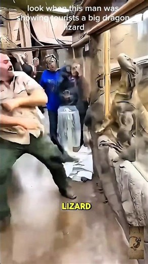 Monitor Lizard ESCAPES LIVE on Camera! Zookeeper in Shock 😱 #animalshorts #history #histoirevraie