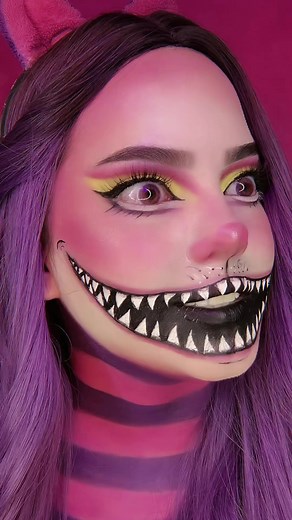 @𝑴𝒊𝒓𝒊𝒂𝒎 𝑮𝒍𝒆𝒛 👈🏻 Tutorial. 🩷💜 . Lenses: @TTDeye Colored Contact Lens Color: Juice Pink. . . . #ttdeye #gatosonriente #gatorison #thechesirecat #gatosonrientemakeup #gatosonrientemaquillaje #aliceinwonderland #aliciaenelpaisdelasmaravillas #makeup #