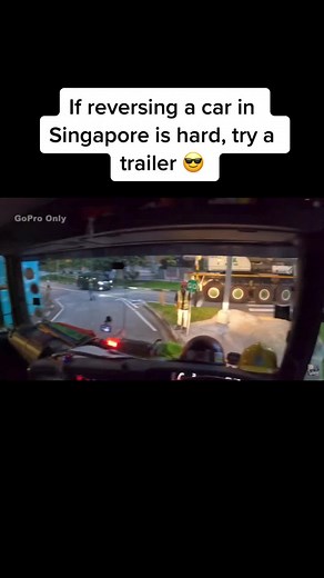 Some sites are notorious for being hard to get into, and reversing in makes it even harder. #truckdriver #singapore #driving #drivinginsingapore #truck #scania