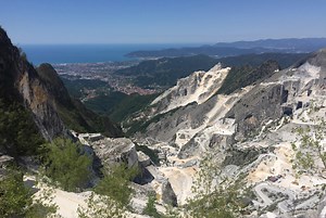 Carrara, tour nella città del marmo. Tra cave e antichi borghi
