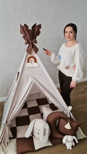 zizana on Instagram: "⛺️Deși conceptul de „cort” este vechi de când lumea, varianta modernă de joacă este extrem de actuală, fiind considerată un obiect „must-have” în designul interior și în educația timpurie. Este considerată o jucărie modernă și relevantă acum. Cortul nu are butoane, ecrane sau baterii, ceea ce îl face modern în contextul dorinței de „deconectare” digitală. Este văzut ca un instrument care încurajează autonomia: copilul decide singur ce devine cortul astăzi (navă spațială, bi
