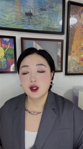 心理学反常识：把焦虑当成已经发生的事 你有没有过那种感觉？还没做什么事，光是“想”，就把自己耗尽了。我的解决方案就是【恐惧设定】——把焦虑想象成已经发生的事情，然后追问自己“然后呢？”我发现，那条最害怕的路，走到尽头，原来是有终点的。我们怕的从来不是事情本身，而是那团模糊不清的迷雾。评论区聊聊，最近困住你的那件事是什么？⬇️#焦虑 #拒绝内耗 #心理学 #认知 #女性智慧