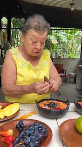 El come y bebe es una ensalada de frutas ecuatoriana, que tal como lo indica su nombre se puede comer y beber. | Doña Angelita