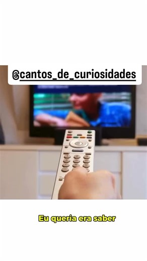 CURIOSIDADES É AQUI MESMO 🏅 on Instagram: "A televisão não surgiu pronta. Ela é o resultado de décadas de ciência e engenharia evoluindo juntas. No começo do século XX, o rádio conectava pessoas apenas pelo som. A TV levou isso além, trazendo a imagem e mudando completamente a forma como a informação era transmitida. Tudo começou com o tubo de raios catódicos, que usava elétrons, fósforo e as cores vermelho, verde e azul para formar imagens linha por linha, rápido demais para o olho perceber. C