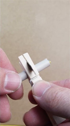 So entfernt man die Isolierung eines Kabels! #diy #electric #lifehack #improvisation #abisolieren