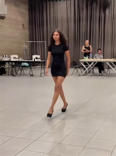 Desfile de Modelos na Passarela com Mirella