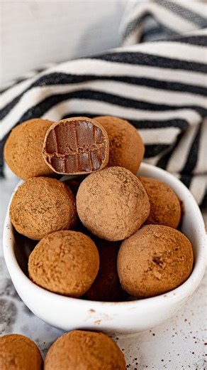 Karli | Family Food Blogger on Instagram: "Making chocolate truffles from home has never been easier! 🙌 This recipe is every bit as decadent and delicious as the kind you’d find in a specialty store for a fraction of the price. This is a must-make this Christmas! For the full recipe, tap the link in my bio and search ‘chocolate truffles’ ☺️ chocolate | truffles | foodies | food blog feed | chocolate truffles | baking tip | baking tutorial | easy recipes | recipes | baking from scratch | baking 