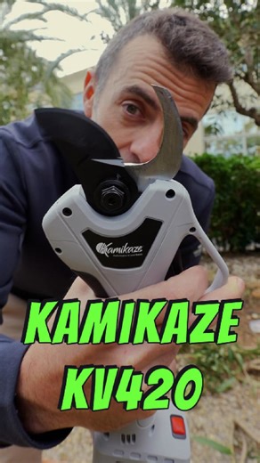 🚨 ¡Por fin te la puedo enseñar! La nueva KV420 de Kamikaze ya está aquí ✂️🔥 💥 Corta hasta 42 mm 💪 Hoja rediseñada y mucho más reforzada ⚖️ Más equilibrada que la KV390 Y sí… ¡ES UNA BESTIA PROFESIONAL! ¿La quieres probar? 👉 Ya está en ENLAGO.com 💬 Cuéntanos qué te parece #KV420 #KamikazeTools #TijeraPro #Poda #Huerto #GrupoSanz #EnLago | Enlago