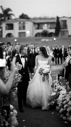 Everly Rose Events on Instagram: "Where the ocean kisses the sky, they said their I do’s among lush florals and endless love. Planning & Design @everlyroseevents Photography @amyandstuart Floral design @celiosdesign"