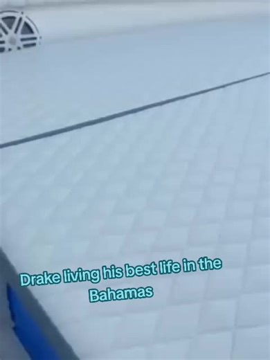 Drake living his best life in the Bahamas 😌 #drake #celebrity #viral #fyp #hiphop